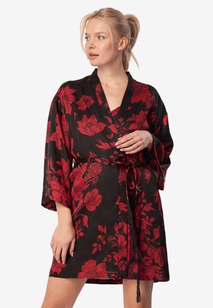 Czarny żakiet w stylu kimono z czerwonym wzorem kwiatowym, wykonany z gładkiego materiału, z szerokimi rękawami i dopasowanym paskiem.