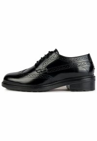Chaussure oxford en cuir noir avec des détails en biseau, perforations circulaires, fermeture à lacets à l'avant, et un petit talon empilé. Surface lisse et semelle robuste.