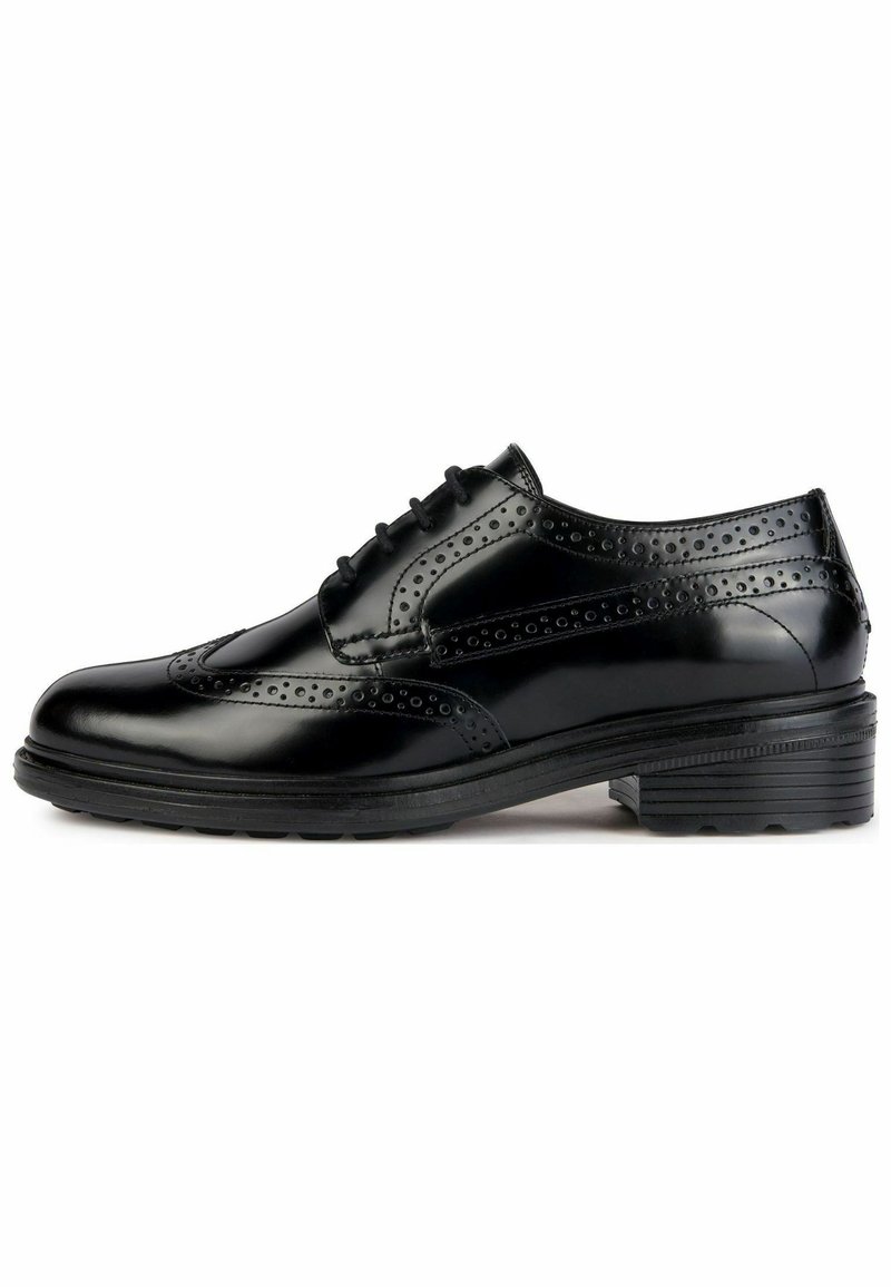 Chaussure oxford en cuir noir avec des détails en biseau, perforations circulaires, fermeture à lacets à l'avant, et un petit talon empilé. Surface lisse et semelle robuste.