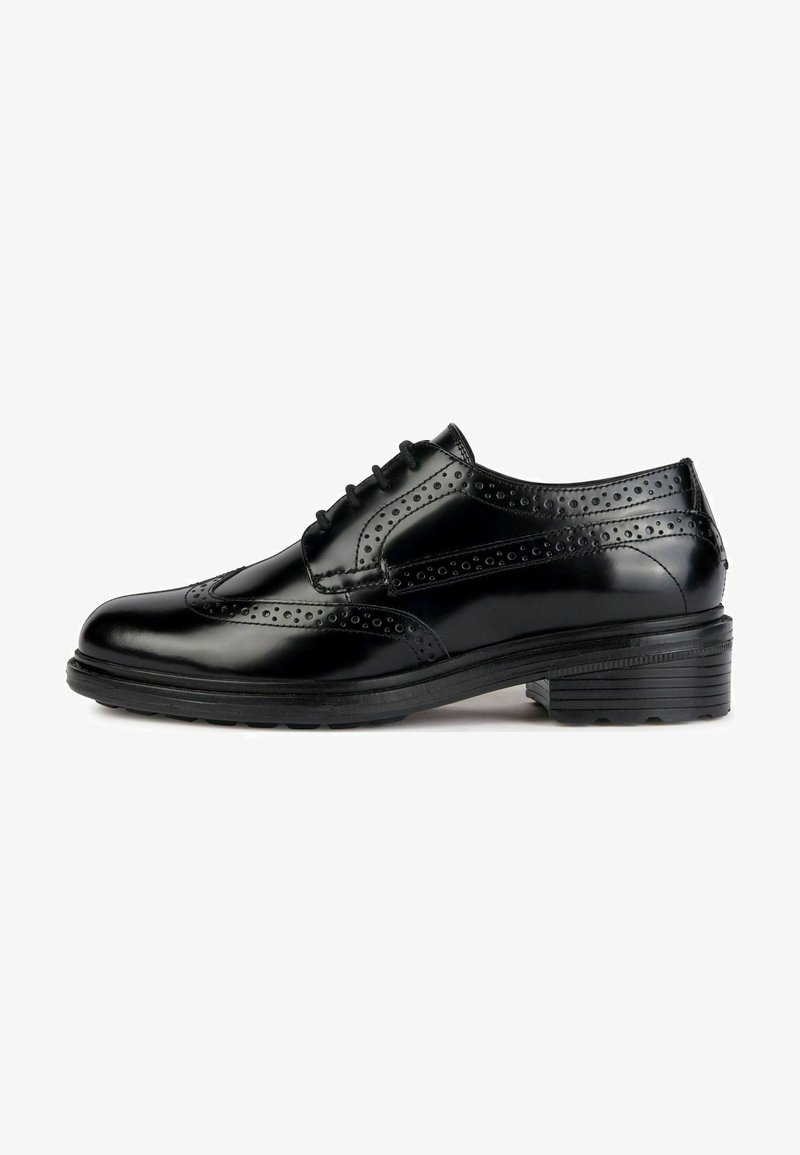 Chaussure oxford en cuir noir avec des détails en biseau, perforations circulaires, fermeture à lacets à l'avant, et un petit talon empilé. Surface lisse et semelle robuste.