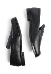 Melnas ādas loafers ar gludu virsmu, plakaniem papēžiem un platām siksnām pāri augšējai daļai. Elegants, noapaļots purngals.