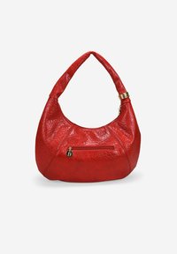 Bolso hobo de cuero rojo con una superficie texturizada, asa curva y un bolsillo con cremallera en la parte frontal. Presenta acentos de hardware dorado.