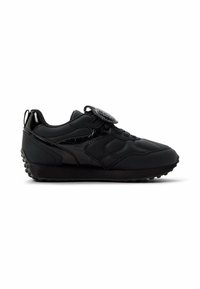 Schwarzer Sportschuh mit strukturiertem Design, synthetischem Obermaterial, runder Zehenpartie und einer gepolsterten Sole mit Griffpunkten; verfügt über eine kreisförmige Verschlussmöglichkeit.