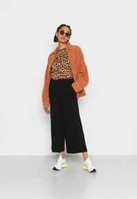 ONLY ONLCAROLINA CULOTTE - Calças - black