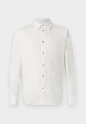 Chemise blanche à manches longues, boutonnée sur le devant avec cinq boutons assortis, un col classique et un tissu lisse et texturé.