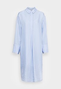Abito camicia a righe azzurro chiaro con colletto, maniche lunghe con dettagli ai polsini e chiusura a bottoni. Realizzato in tessuto morbido con una vestibilità ampia.