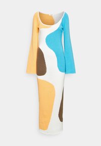 Robe longue en tricot avec un col rond et des manches longues, présentant des blocs de couleur abstraits en jaune, marron, blanc et bleu.
