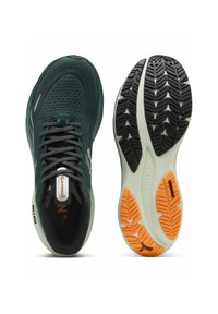 Ciemnozielone buty sportowe z teksturowaną cholewką, czarnymi i białymi sznurówkami oraz jasnoniebieską podeszwą z pomarańczowymi i czarnymi wzorami bieżnika.