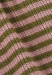 Tissu tricoté présentant des rayures diagonales en rose tendre et vert olive. La texture semble tissée avec une structure lâche et flexible.