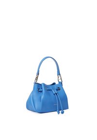 Borsa a secchiello in pelle blu con una texture liscia, chiusura con coulisse e manico corto. Presenta dettagli in hardware argentato e logo.