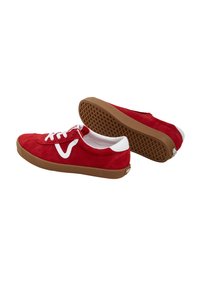 Sneaker in suede rosso con accenti e lacci bianchi, punta arrotondata e suola in gomma marrone testurizzata con battistrada a motivo.