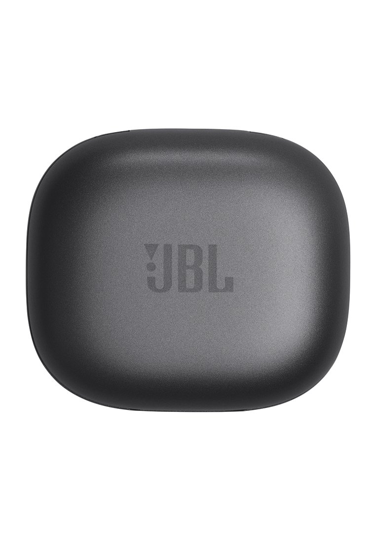 Étui de charge noir compact JBL avec des bords arrondis, fermé, montrant le logo de la marque sur le dessus sur fond blanc.