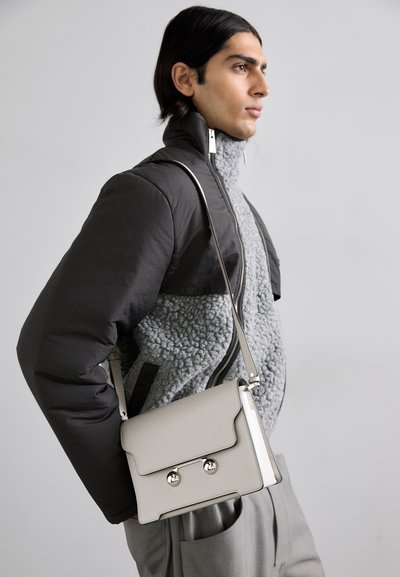 Marni SHOULDER BAG MEDIUM UNISEX - Soma ar siksnu pāri ķermenim - atmosphere