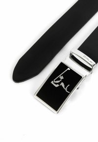 Schwarzer Leder Gürtel mit einer silbernen rechteckigen Schnalle, die ein schwarzes Panel und ein silbernes eingraviertes Design aufweist. Glatte Textur, minimalistische Ästhetik.