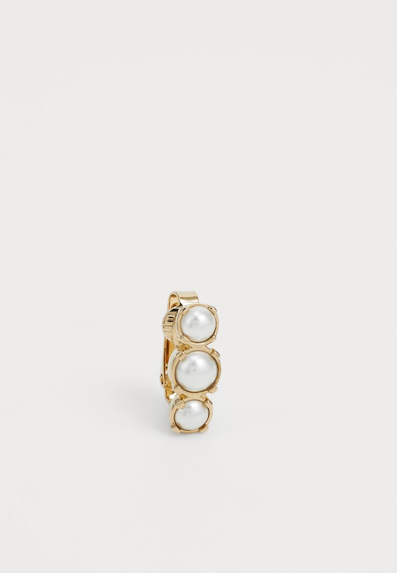 Guld-tone hårklips med tre runde, glatte hvide perler sat i dekorative rammer. Glat finish og sikker lukningsdesign.