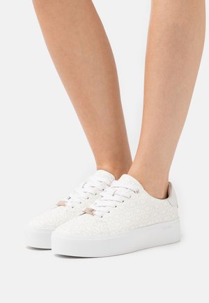 Weiße Sneaker mit Plateausohle, einem Obermaterial aus gemustertem Stoff und geprägt mit Logodetails. Mit flachen weißen Schnürsenkeln geschnürt.