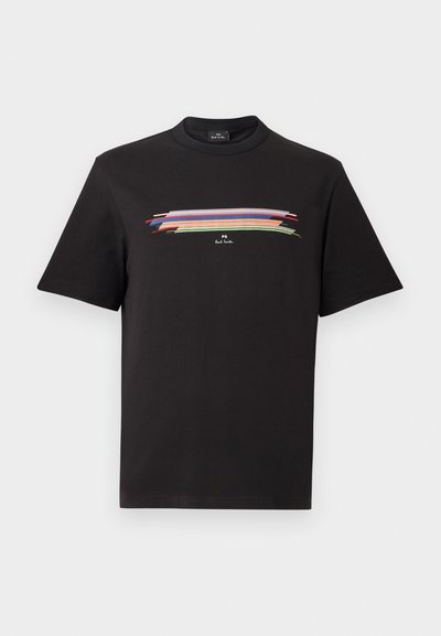 Μαύρο κοντομάνικο t-shirt με στρογγυλή λαιμόκοψη, με πολύχρωμο οριζόντιο σχέδιο από πινελιές και μικρό λευκό κείμενο «PS Paul Smith» στο κέντρο του στήθους.