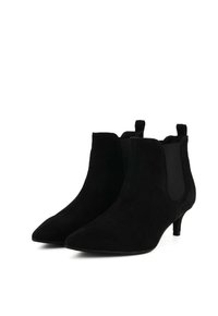 Schwarze Wildleder-Stiefeletten mit spitzen Zehen, elastischen Seitenpanelen und kurzen, gestapelten Absätzen. Mit kleinen Ziehlaschen an der Rückseite.