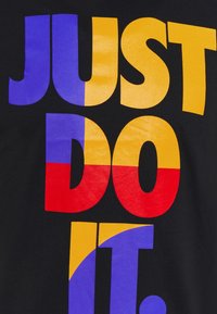 Nike Sportswear Triko s potiskem - black