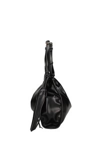 Borsa in pelle nera con un design morbido, dotata di tracolle regolabili, texture liscia e un dettaglio con nappina laterale.