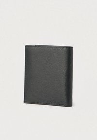 Zwarte leren portemonnee met een getextureerde afwerking, bi-fold ontwerp en zichtbare stiksels. Compacte vorm met gladde randen en geen zichtbare hardware.