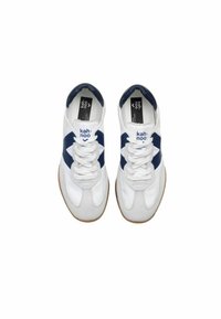 Sneakers bianche con accenti blu navy, caratterizzati da un design con lacci, una tomaia in tessuto liscio e una suola in gomma resistente. Etichetta del marchio visibile.