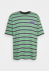 T-shirt à manches courtes rayé vert, blanc, noir et bleu avec col noir et petit logo violet Levi's sur le côté gauche de la poitrine.