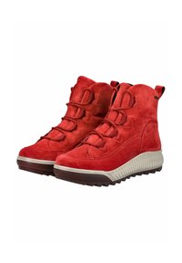 Sneaker alte in suede rosso con finitura testurizzata, chiusura con lacci, colletto imbottito e suola in gomma bianca e scura. Nessun logo visibile.