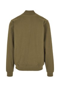 Olivenfarvet sweatshirt med lange ærmer, ribbede manchetter, talje og krave, vist fra ryggen på en hvid baggrund.
