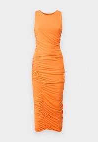 Robe orange sans manches en tissu extensible avec des détails de fronces sur les côtés, silhouette ajustée et coupe au niveau du genou.