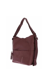 Sac à épaule texturé bordeaux avec une bandoulière réglable, une poche zippée à l'avant et un tirette de zip marqué.