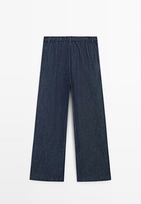 Weit geschnittene dunkelblaue Jeans mit elastischem Bund und Gürtelschlaufen, flach auf weißem Hintergrund dargestellt.