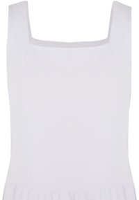 Robe blanche sans manches avec un décolleté carré, fabriquée en tissu doux ; présente une texture lisse et une jupe froncée.