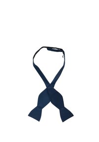 Mörkblå fluga med texturerad yta, med två breda ändar och en ögla för fästning, avsedd för formell klädsel.