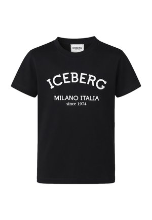 T-shirt nera a maniche corte con testo bianco "ICEBERG" curvato sopra "MILANO ITALIA since 1974" sul davanti.