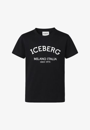 T-shirt nera a maniche corte con testo bianco "ICEBERG" curvato sopra "MILANO ITALIA since 1974" sul davanti.