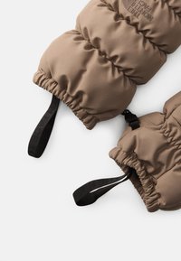Mítens em estilo puffer em tecido castanho, com punhos franzidos e detalhes em tiras pretas com logotipo impresso para fácil manuseio.