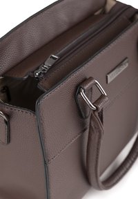 Borsa a mano in pelle marrone con design strutturato, doppi manici superiori e tasca interna con zip. Superficie testurizzata con dettagli a contrasto.