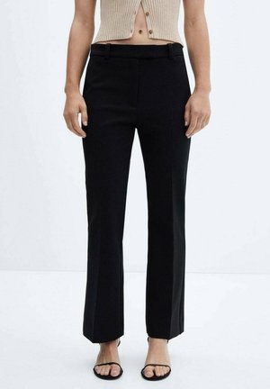 Zwarte rechte broek met een gladde textuur, voorzien van een ceintuur en strakke lijnen, gecombineerd met een beige ribbelige cropped top.