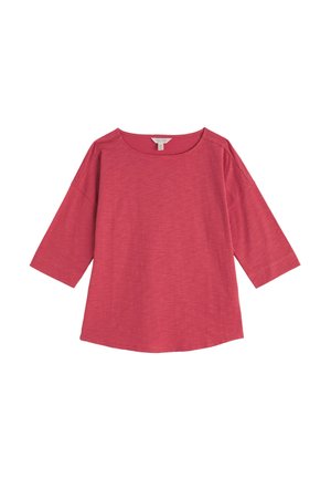 Cămașă roșie, lejeră, cu mâneci trei sferturi și decolteu rotund, pe un fundal alb.