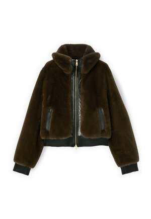 Ciemnobrązowa kurtka z sztucznego futra na zamek błyskawiczny, z prążkowanymi mankietami i dołem, skórzanymi kieszeniami z przodu oraz stojącym kołnierzem.