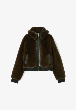 Donkerbruine nepbont zip-up jas met ribbels aan de manchetten en zoom, leren afgewerkte voorkruiven en een staande kraag.