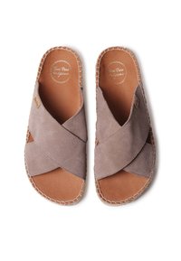 Bruna mockason-sandaler med korsade remmar, en strukturerad ovandel och en mjuk lädersula. Sömspråkdetaljer och en liten logotagg.