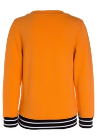 Sudadera naranja con mangas largas y cuello redondo. Puños y dobladillo inferior de canalé a rayas negras y blancas. Textura suave.