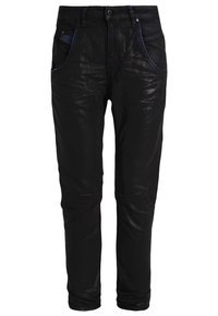 Černé kalhoty vyrobené z lesklého, hladkého materiálu s úzkým střihem. Mají modré akcenty na kapsách a decentní texturu. Design se pěti kapsami.