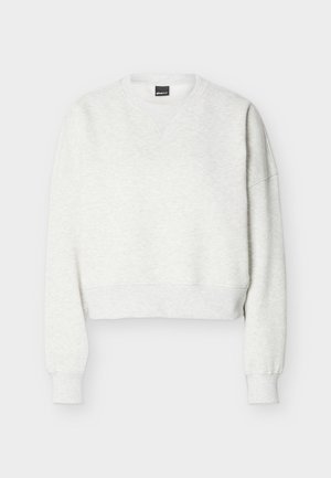 Ανοιχτό γκρι κοντή μπλούζα με στρογγυλή λαιμόκοψη, μακριά μανίκια και ριμπ μανσέτες και τελείωμα.