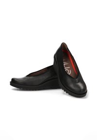 Zapatos de cuero negro sin cordones con un tacón bajo en cuña, punta redondeada y textura suave. El interior cuenta con un forro rojo. Sin Hardware visible.