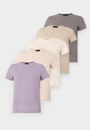 Πέντε κοντομάνικα T-shirts με στρογγυλή λαιμόκοψη σε μοβ, μπεζ ρίγες, κρεμ, ανοιχτό μπεζ και γκρι, στοιβαγμένα σε εναλλασσόμενη διάταξη.
