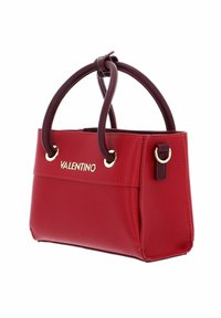 Czerwony torebka ze skóry z fakturą, złotymi elementami ozdobnymi, dwoma uchwytami na górze i prostokątnym kształcie. Na froncie wytłoczona nazwa marki.