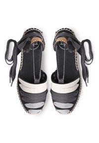 Espadrillas nere e grigie con tomaia in tessuto, ampie cinghie intrecciate e lacci; suole in corda naturale con dettagli di cucitura a contrasto.